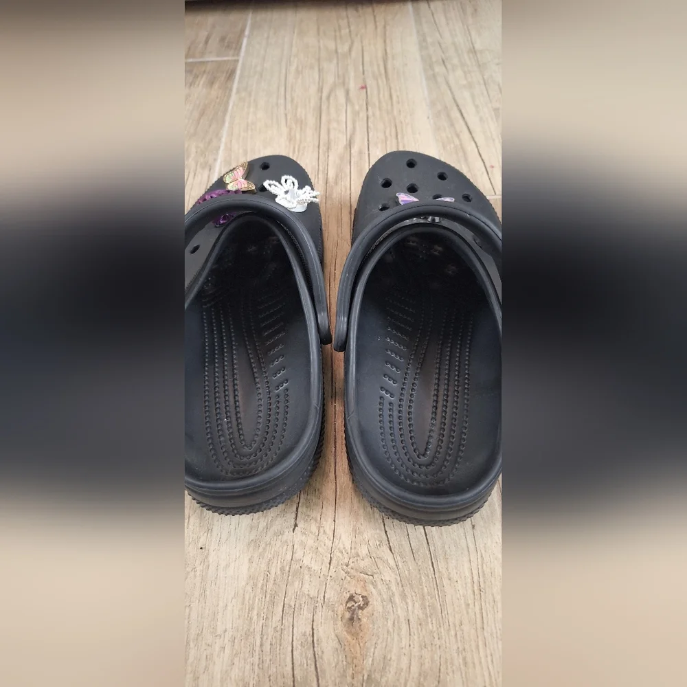 CROCS Kids/ Womens Black Shoes with Butterfly Accents Sz. J6/ M6/ W8